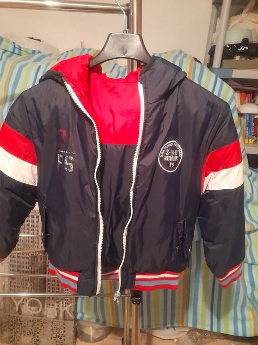 Kispo de menino com capuz.