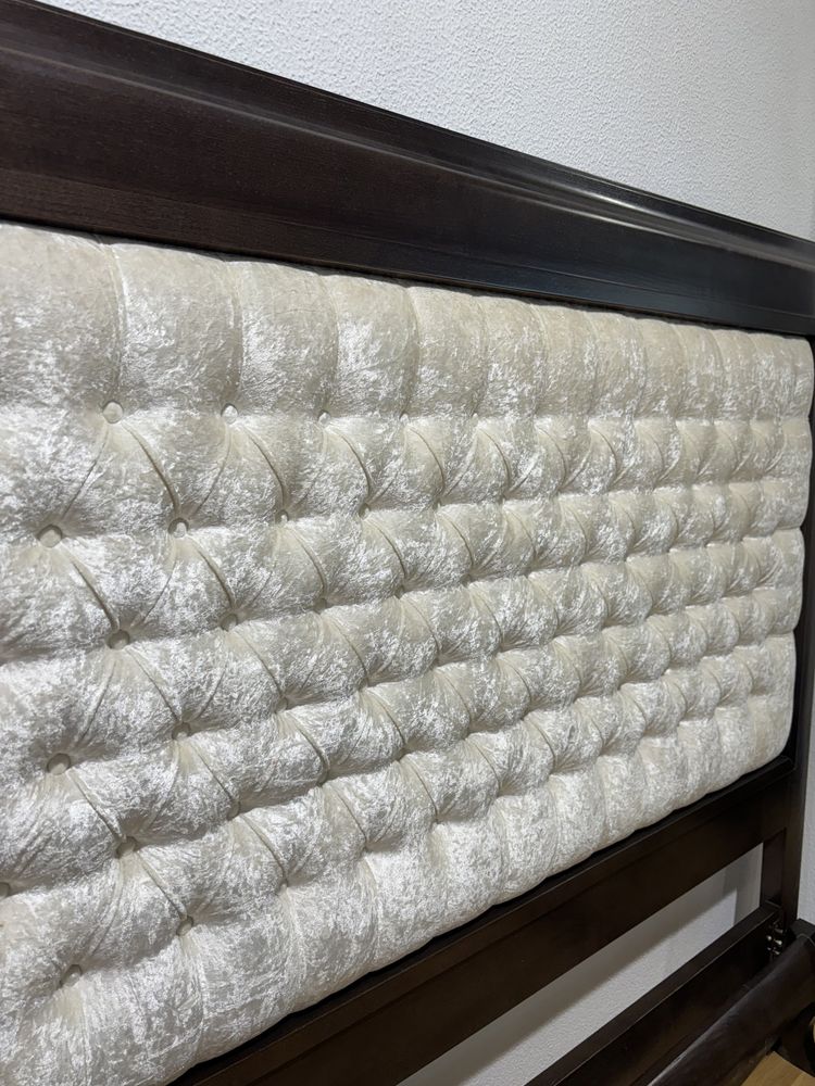 Conjunto cama e mesas de cabeira