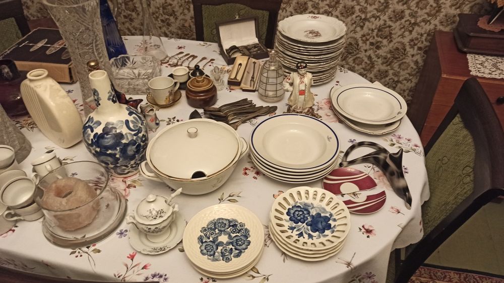 Szkło, kryształy, porcelana, sztućce posrebrzane, fajans