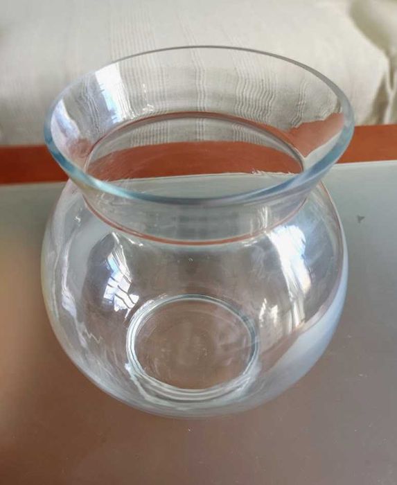Aquário ou jarra em vidro de topo desnivelado
