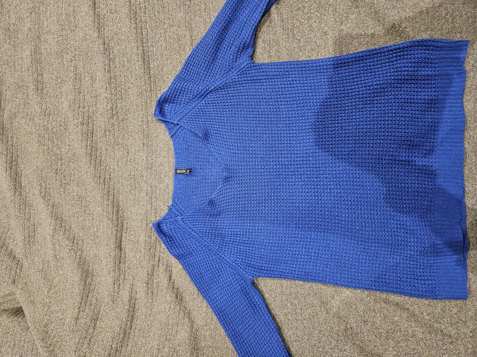 Niebieski sweter zimowy