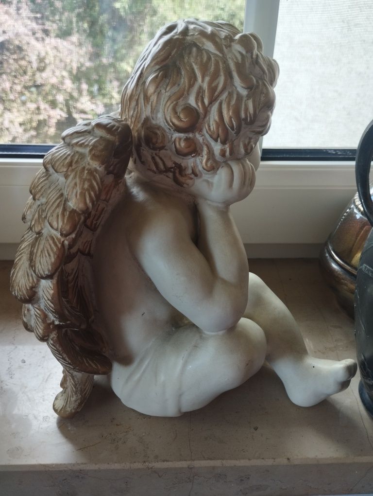 Stary siedzący podparty duży aniołek ceramiczny vintage