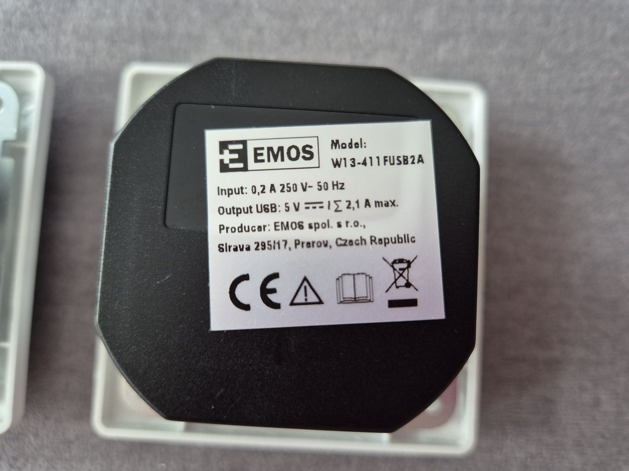 Nowe Gniazdka pojedyncze z USB 2,1A max IP20 A6000.0 biały