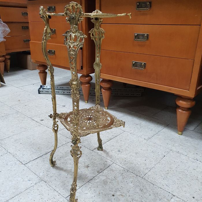 Kwietnik mosiężny stojący na trzech nogach