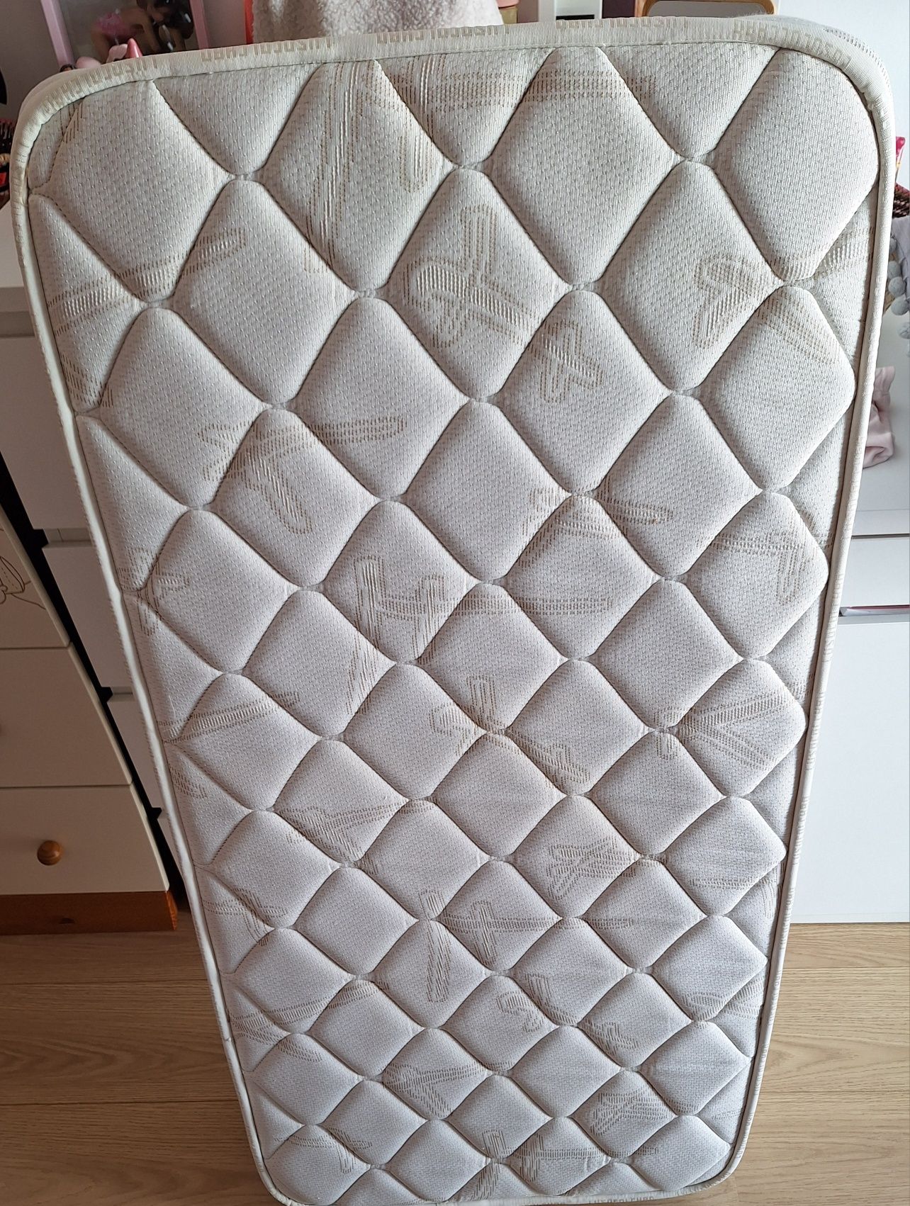 Berço, cómoda colchão e resguardo, para quarto de bebé