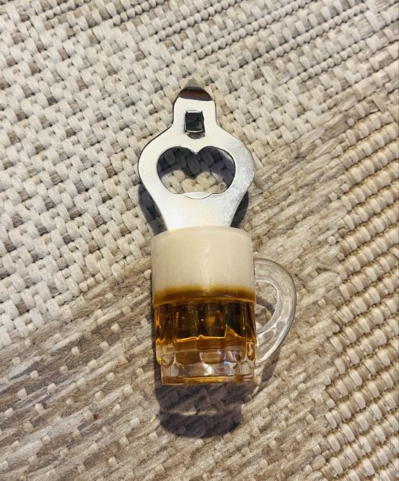 Otwieracz do butelek w kształcie kufla piwa w formie magnesu
