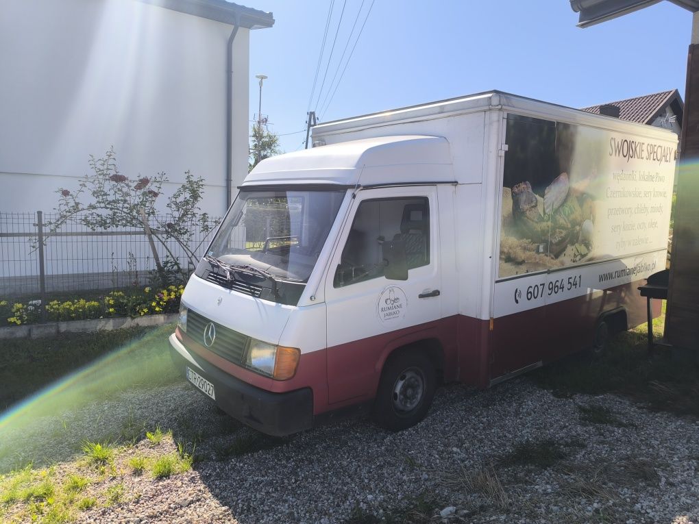 Foodtrack Mercedes Benz 100 z  ladą chłodniczą i lodówką
