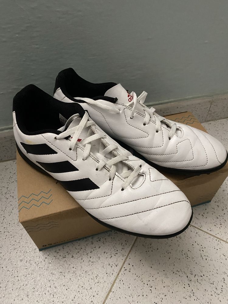 Chuteiras sintetico, adidas como novas