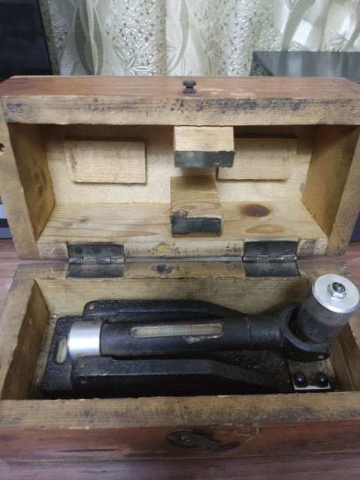 Брусковий рівень із мікрометричною подачею