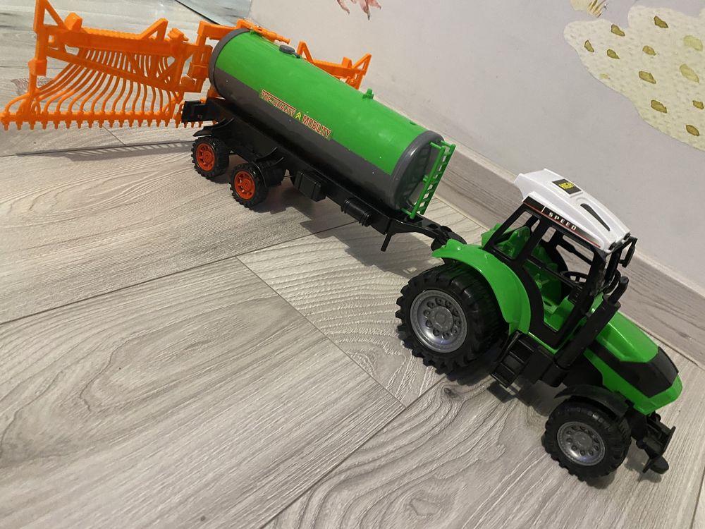 Duzy traktor zielony