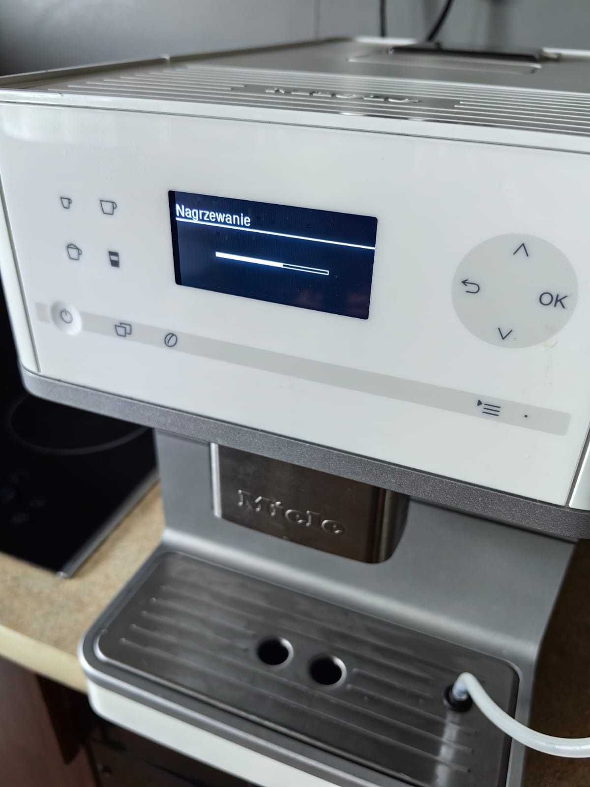 Ekspres do kawy automatyczny MIELE CM 6100 Biała Biały po SERWISIE