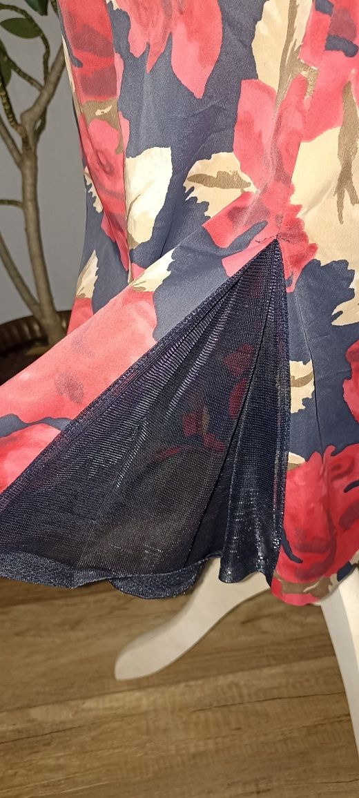 Elegancka sukienka w kwiaty z siateczką