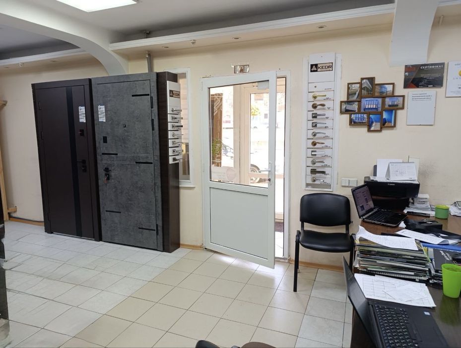 Продам магазин с витринами. 55 м кв. Проспект А.Поля. Хороший трафик.