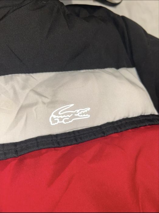 Casaco acolchoado tricolor (preto, vermelho e branco)