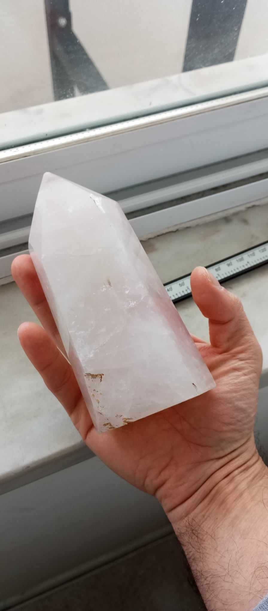 Cristal quartzo rosa, em forma de obelisco.