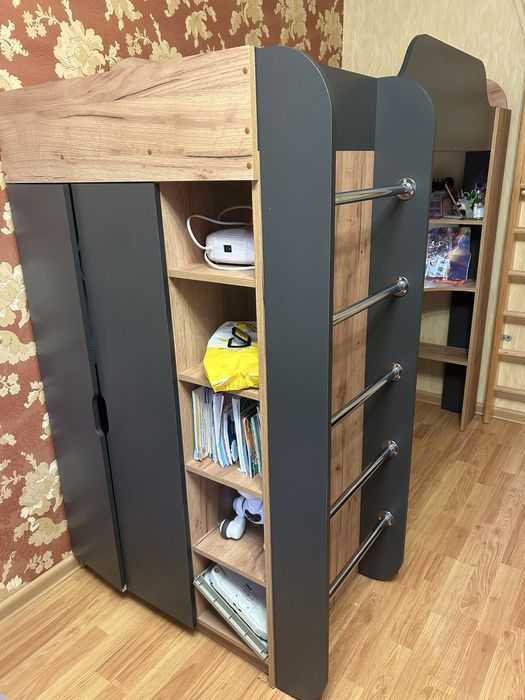 Дитяче ліжко горище зі столом