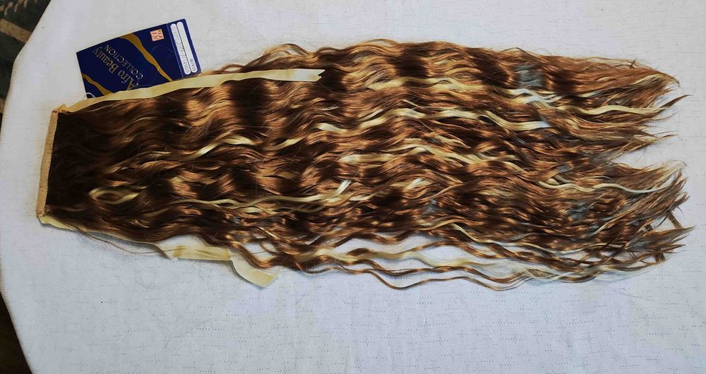 włosy sztuczne doczepy długie falowane 62cm ciemny złoty blond/blond