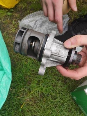 Sprzedam pompę wody do BMW E46 316/318i