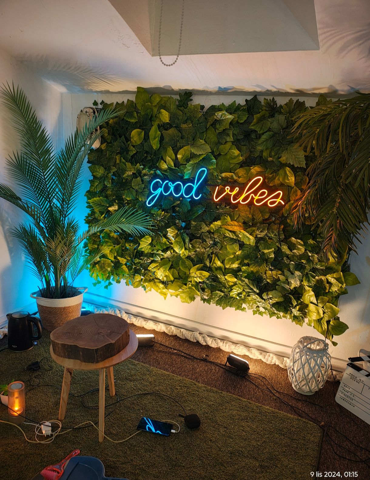Neon napis Good Vibes śliczny