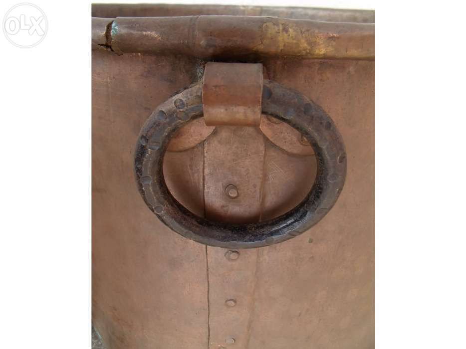Antigo vaso em cobre com base