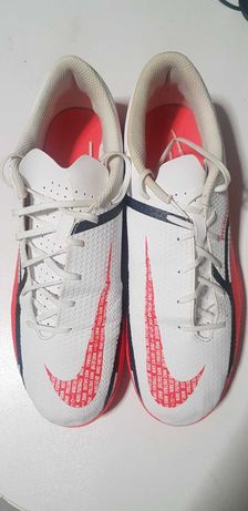 Sapatilhas de Futsal - Nike (Brancas & Vermelhas; Tamanho 42)