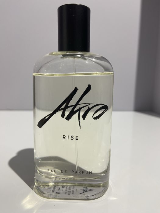 Розпродаж власної колекції парфумів