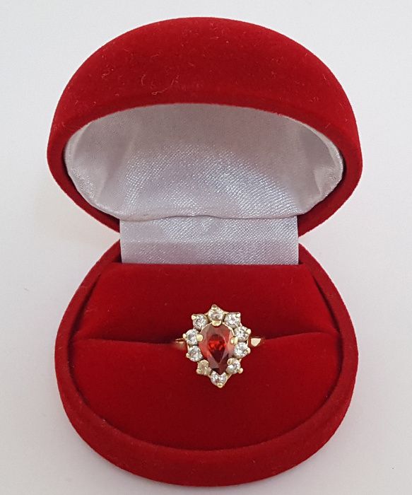 Złoty pierścionek w typie Cartier zdobiony cyrkoniami