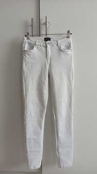 Białe spodnie Reserved