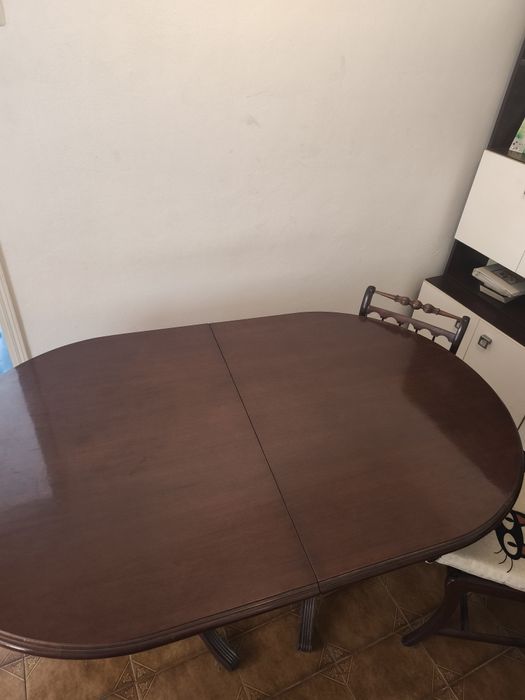 Mesa e 4 cadeiras com almofadas