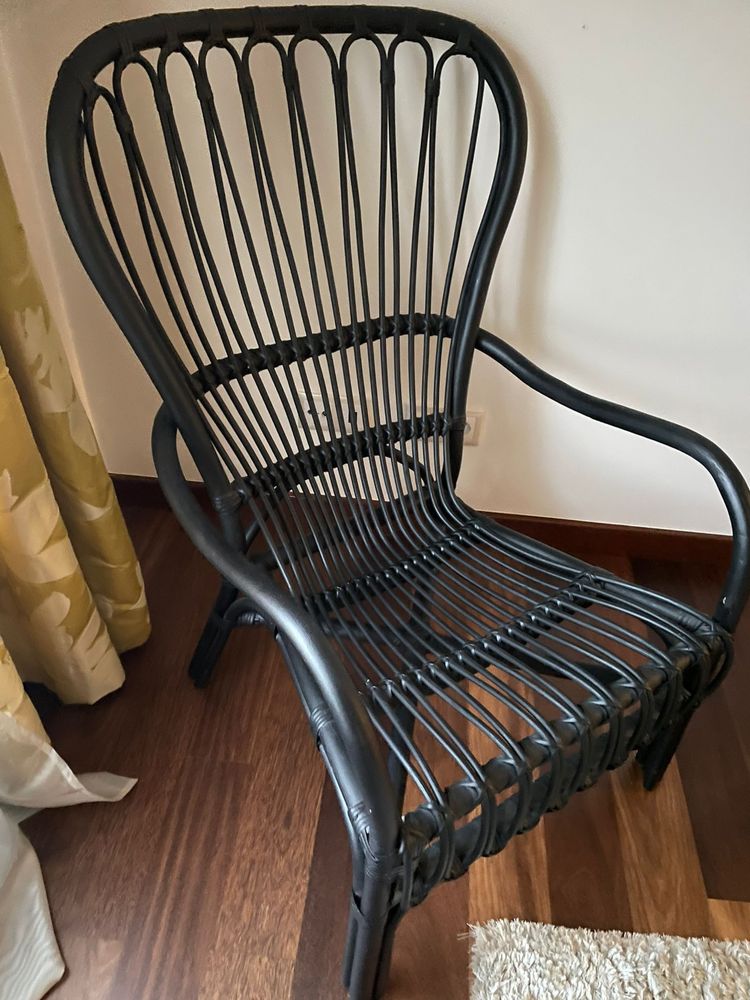 Cadeira de braços em verga preta escura