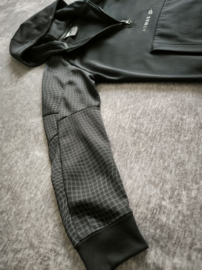 Bluza chłopięca NIKE Airmax  rozm.M/ 137-147 cm. Kolor czarny