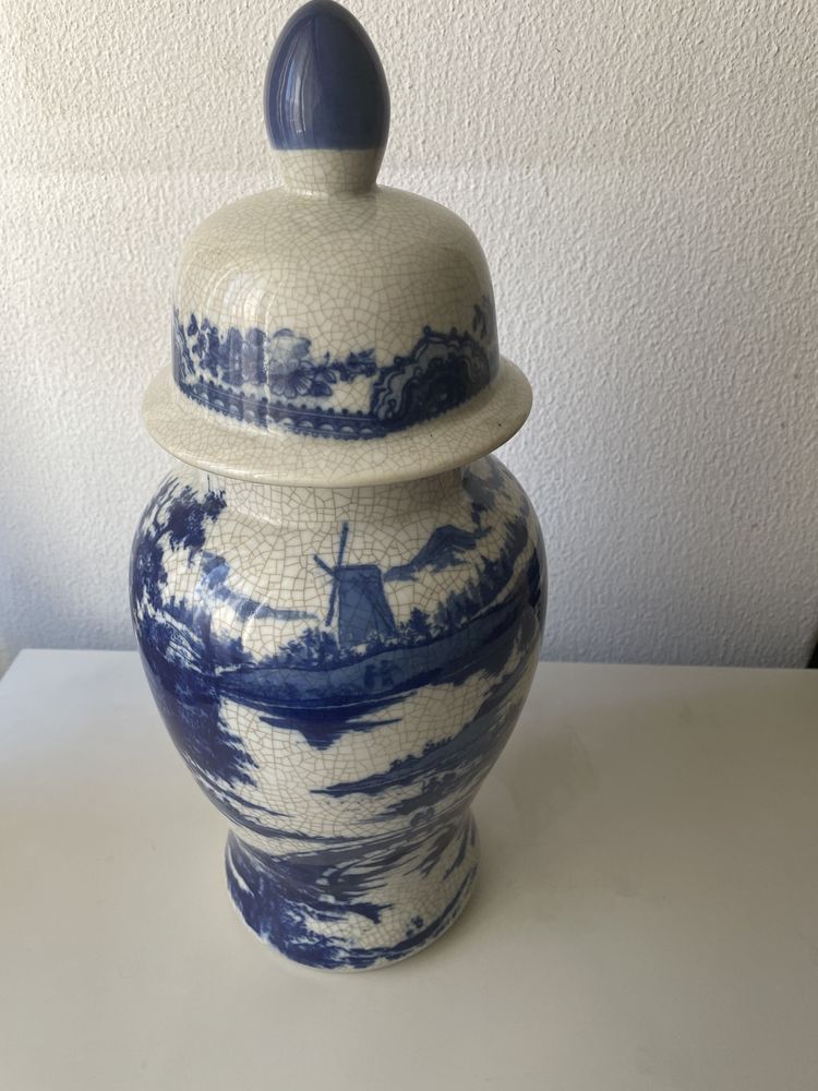 Pote alto com tampa azul e branco