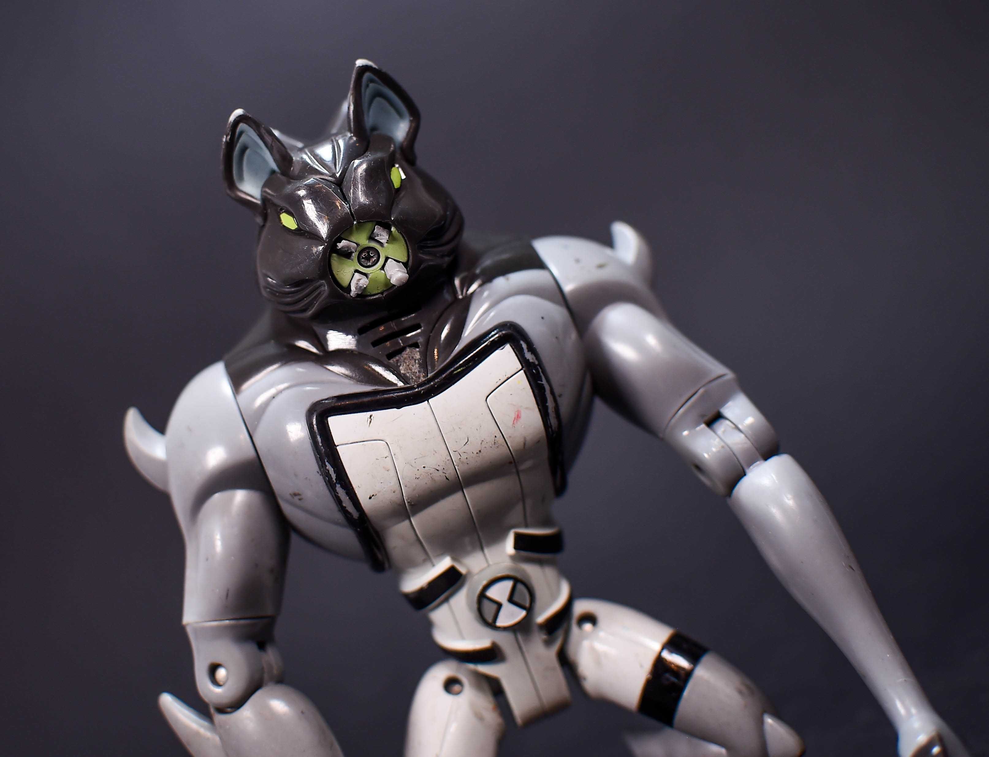 Figurka # Bandai Ben 10 Wilkołak 18cm (braki)