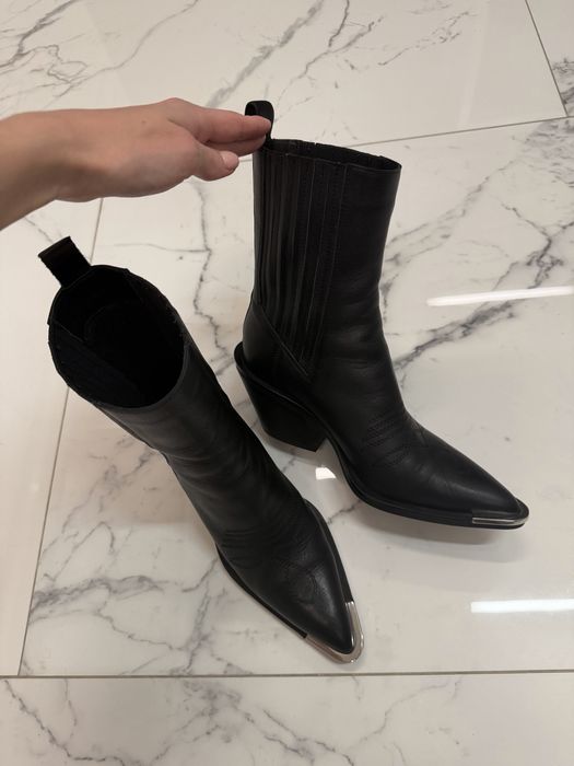 Розкішні, дуже стильні козаки Estro