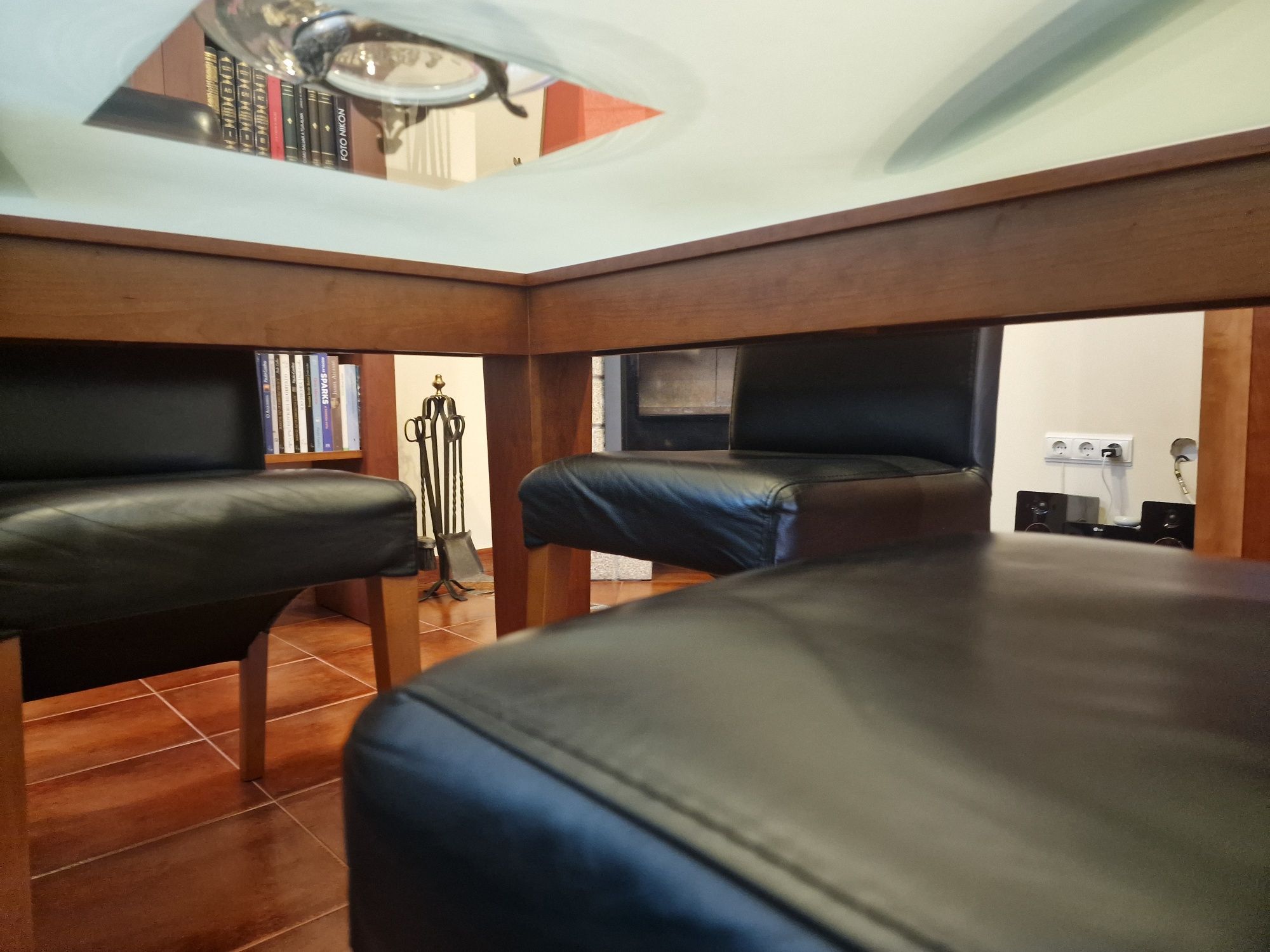 Conjunto de mesa de jantar em madeira com tampo de vidro + 4 cadeiras