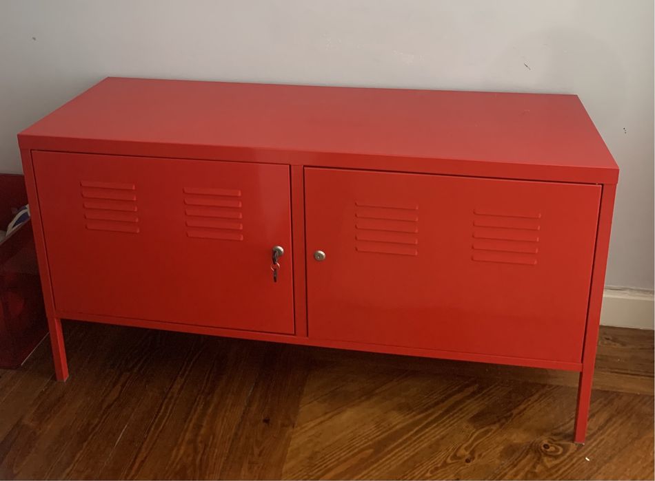 Aparador / armario/ consola vermelho