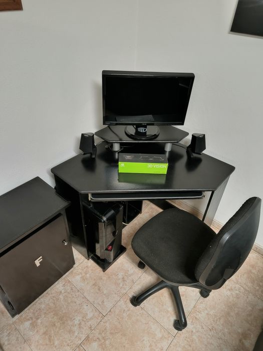 Computador Gaming com secretária e acessórios