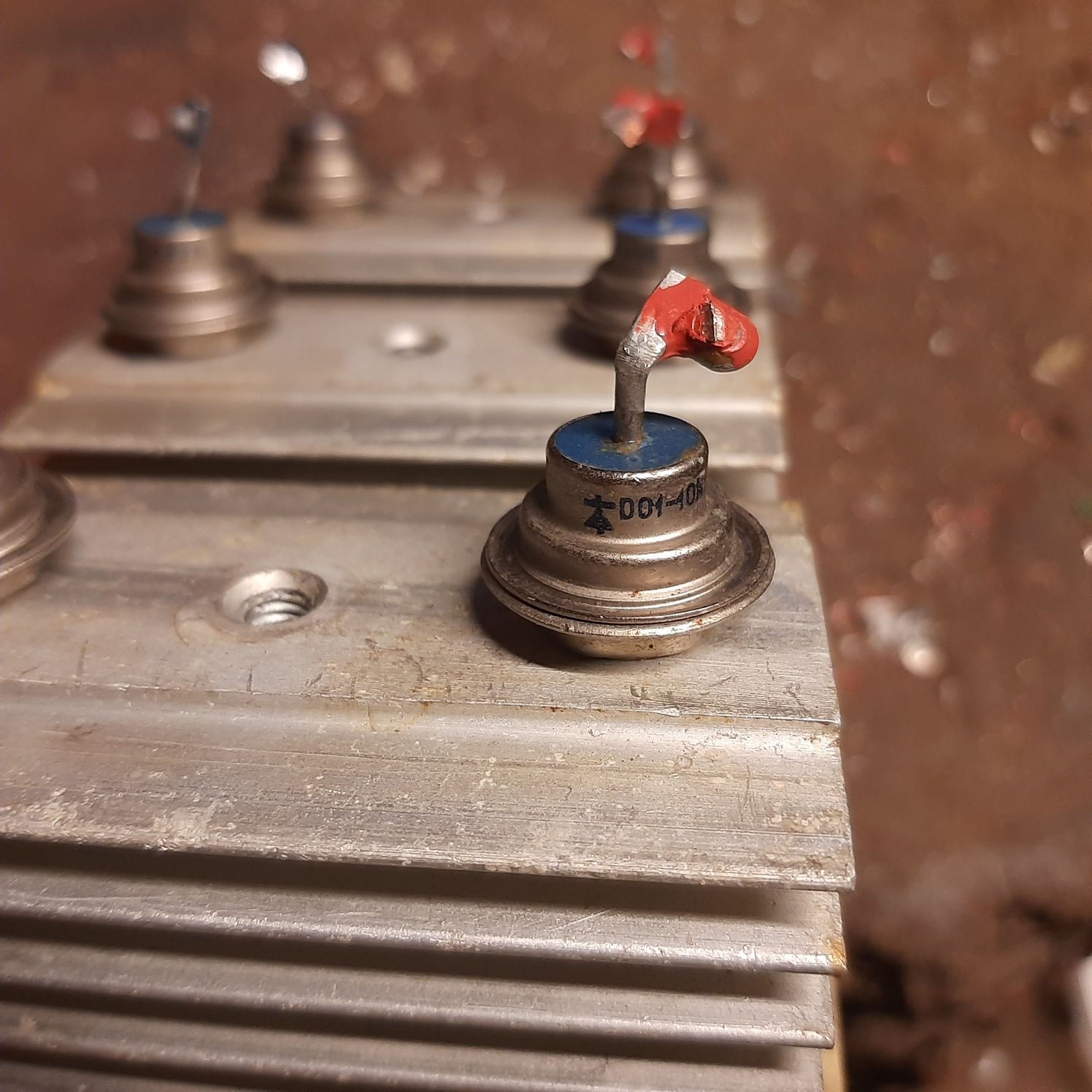 Diody D01-10-12 i D01-10R-12 z radiatorami
