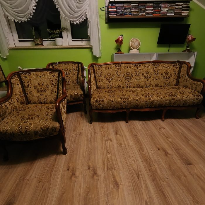 Sofa z fotelami stół i krzesła