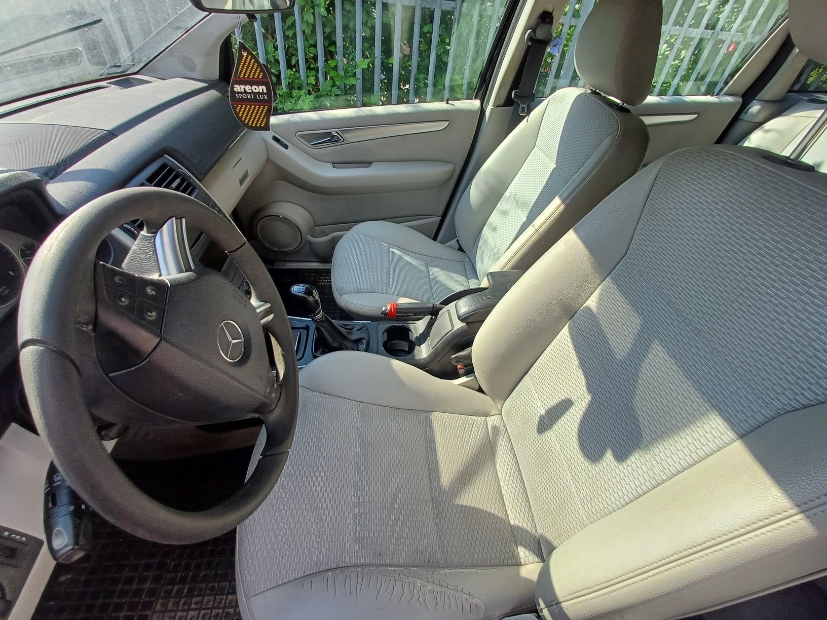Mercedes-Benz  B180.