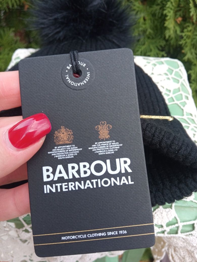 Продам теплую шапочку от известного бренда Barbour