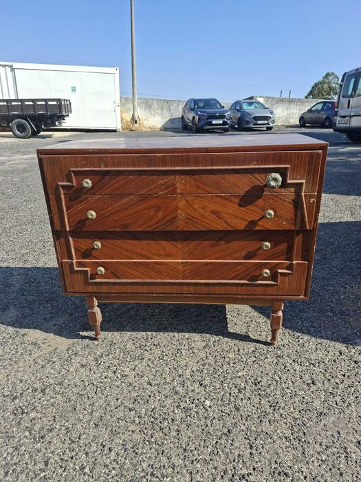 Cómoda vintage em madeira com 4 gavetas