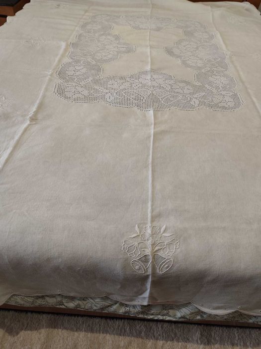 toalha de mesa bordada com croché