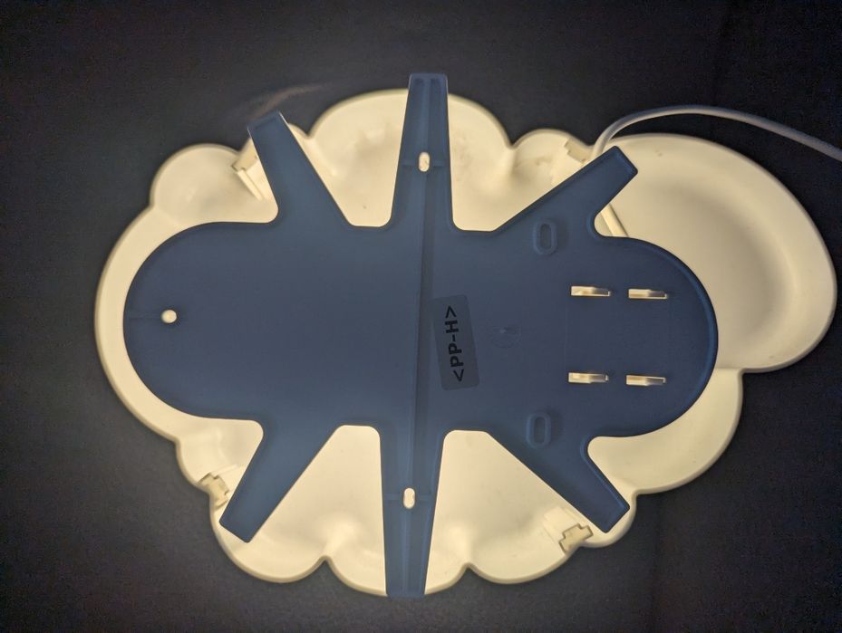 Lampka Ikea chmurką z żarówką można zawiesić