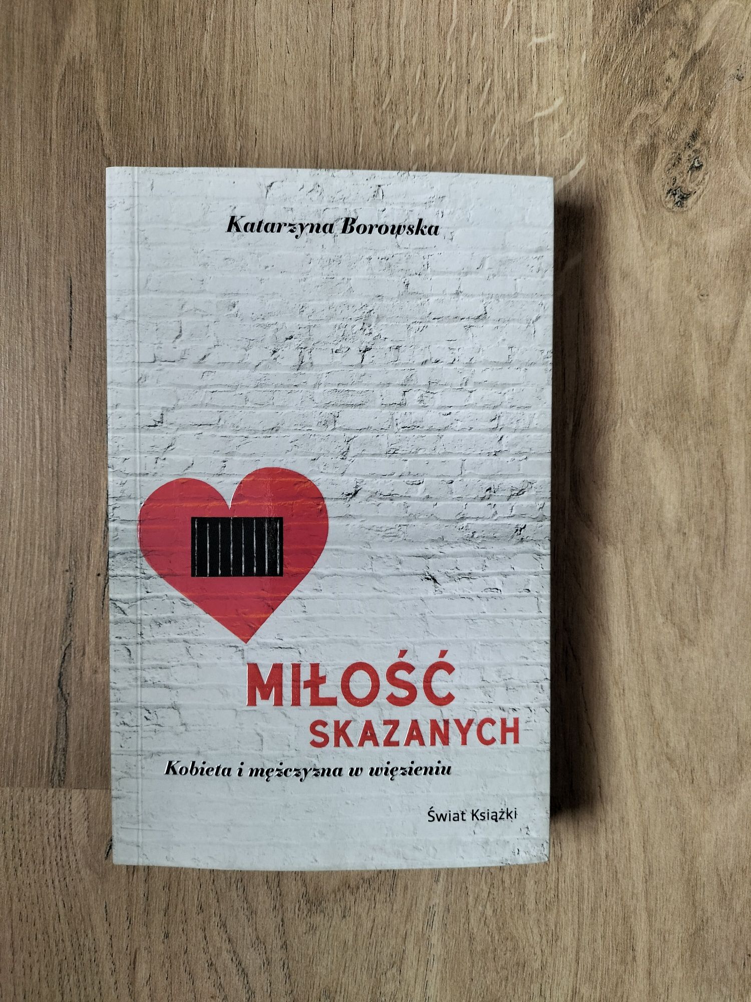 Miłosc skazanych - kobieta i mężczyzna w więzieniu.