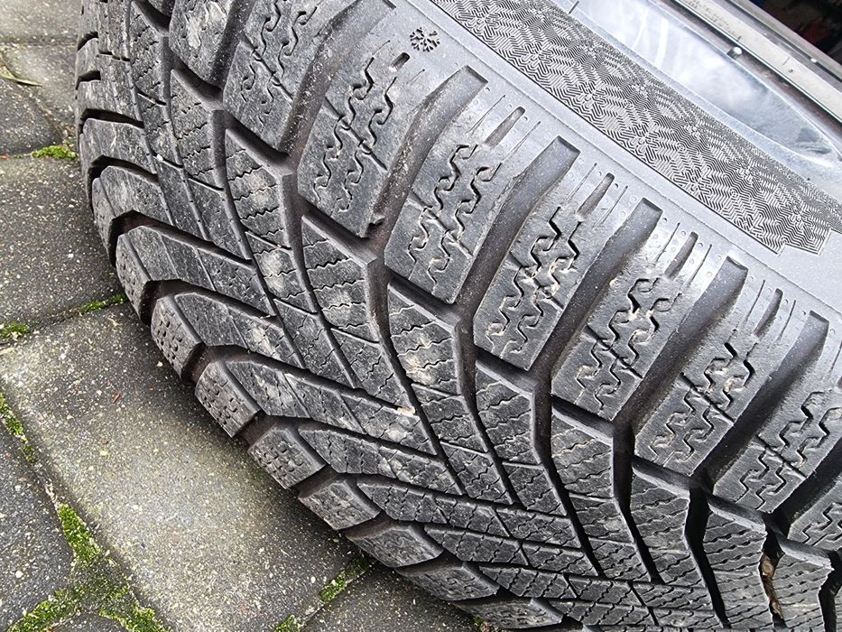 Koła, felgi, opony zimowe Ford 16 cali. Opony prawie nowe