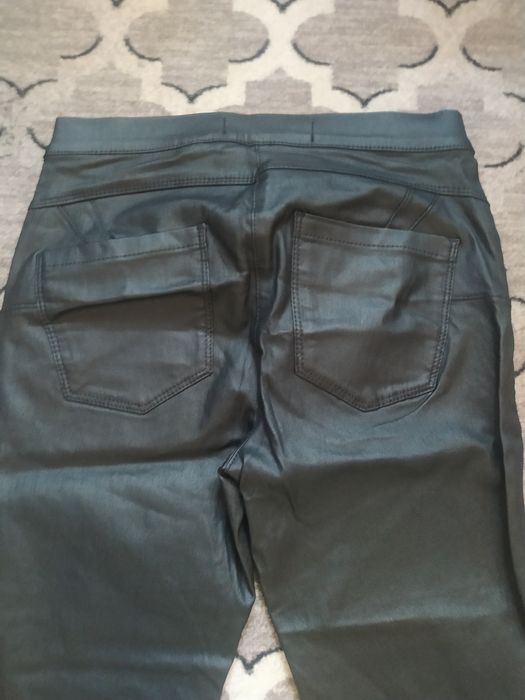 Spodnie rurki woskowane czarne Next jak legginsy