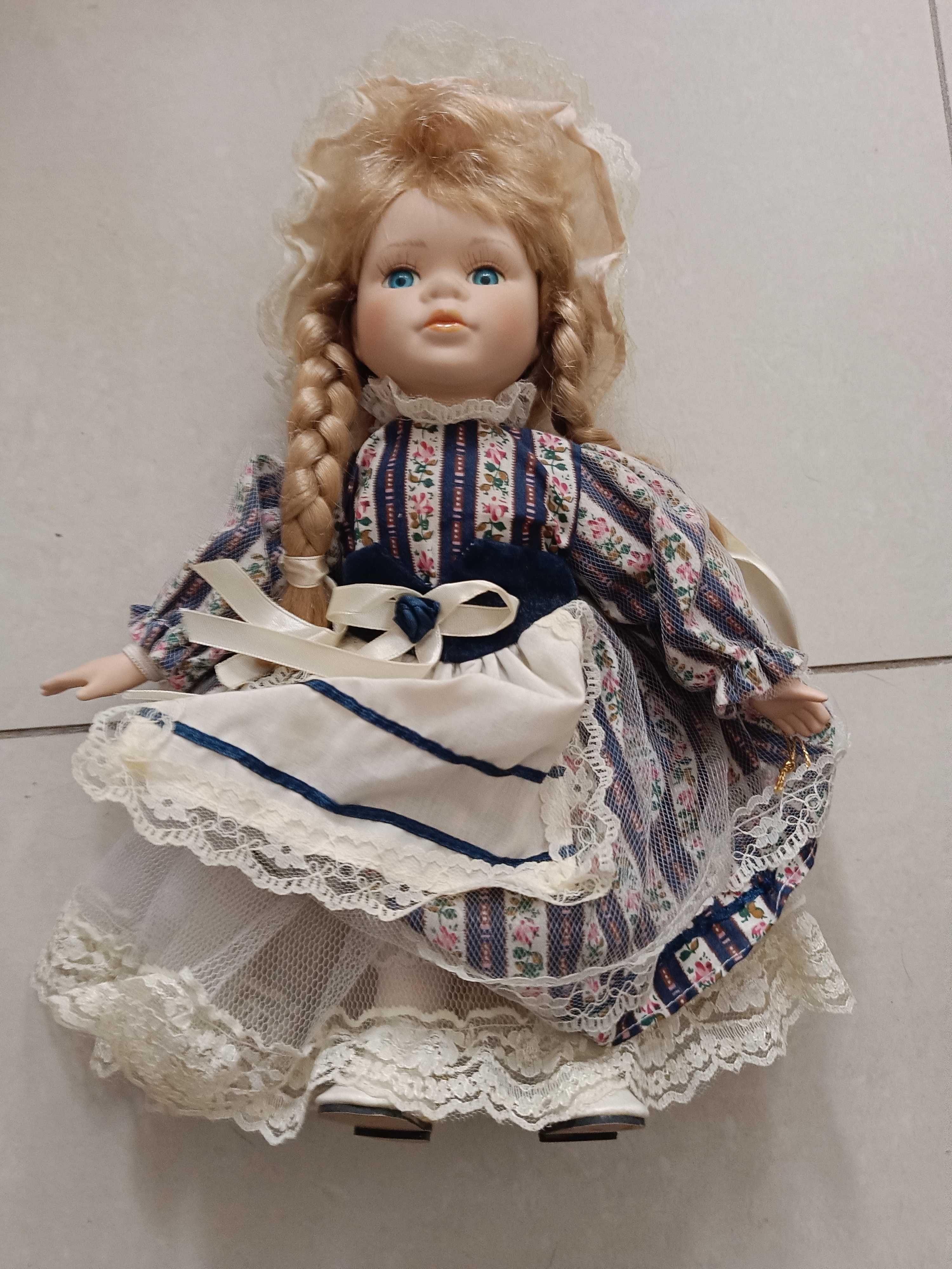 Vendo boneca de porcelana em bom estado.