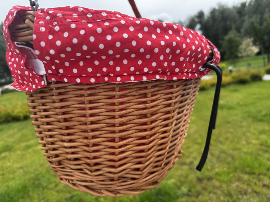 Koszyk rowerowy wiklinowy z czerwonym wkładem