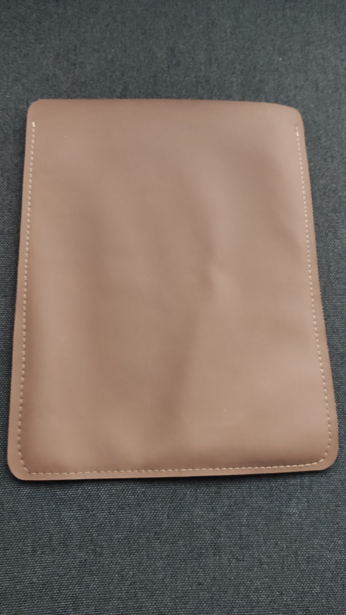 Pokrowiec na tablet do 10 cali.